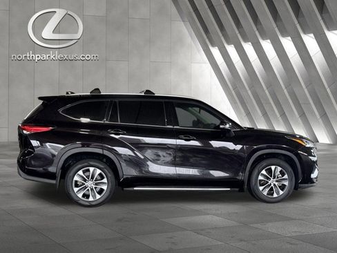 Used 2022 Toyota Highlander XLE AWD/4WD image 8