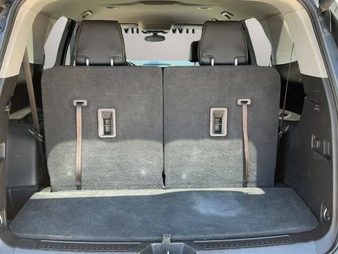 Used 2019 GMC Acadia SLT w/ LPO, Black Accent Package FWD image 16