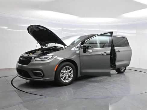 Used 2025 Chrysler Pacifica Select FWD image 50