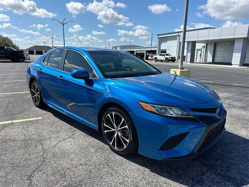 Used 2019 Toyota Camry SE image 3