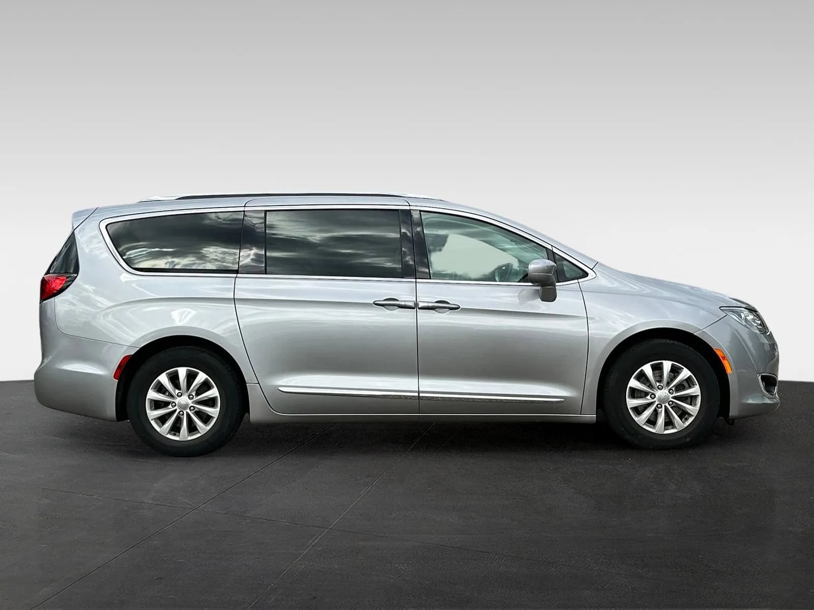 Used 2018 Chrysler Pacifica Touring-L FWD image 8
