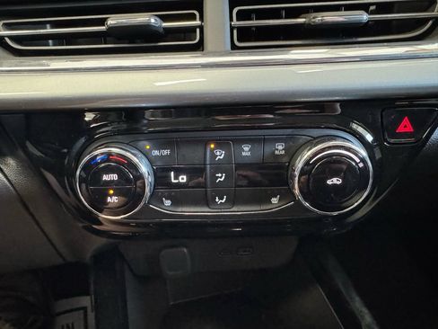 Used 2025 Chevrolet Trax LT w/ LT Convenience Package FWD image 40