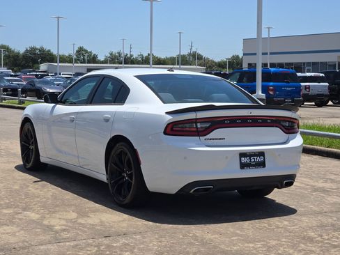 Used 2018 Dodge Charger SXT w/ Blacktop Package RWD image 6