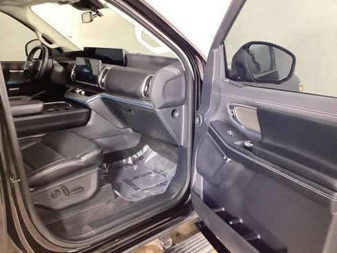 Used 2025 Ford Expedition Platinum w/ Driver's Package AWD/4WD image 19