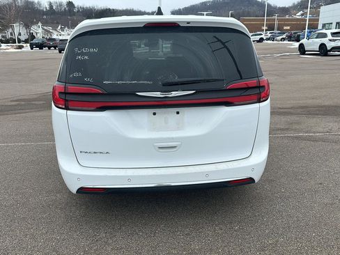 Used 2024 Chrysler Pacifica Touring-L image 4