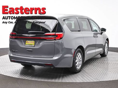 Used 2023 Chrysler Pacifica Touring-L FWD image 5