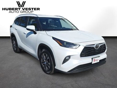 Used 2023 Toyota Highlander XLE FWD image 4