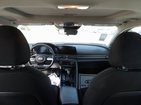 Used 2025 Hyundai Elantra SEL image 17