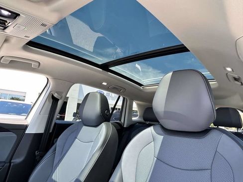 Used 2025 Volkswagen Tiguan SE w/ Panoramic Sunroof Package AWD/4WD image 15
