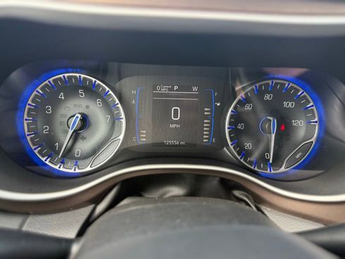 Used 2018 Chrysler Pacifica Touring Plus w/ Tire & Wheel Group FWD image 15