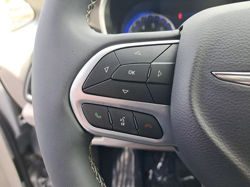 Used 2024 Chrysler Pacifica Limited FWD image 28