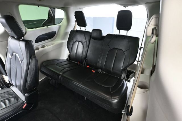 Used 2020 Chrysler Pacifica Touring-L FWD image 28
