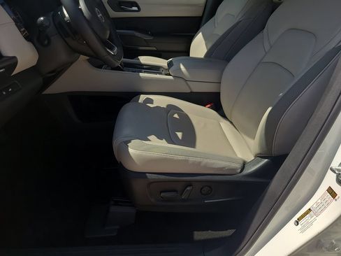 Certified 2023 Nissan Pathfinder SL FWD image 17