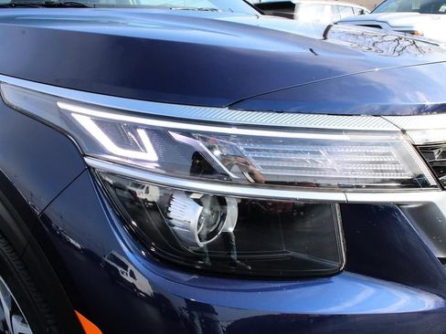 Used 2023 Kia Seltos EX image 11