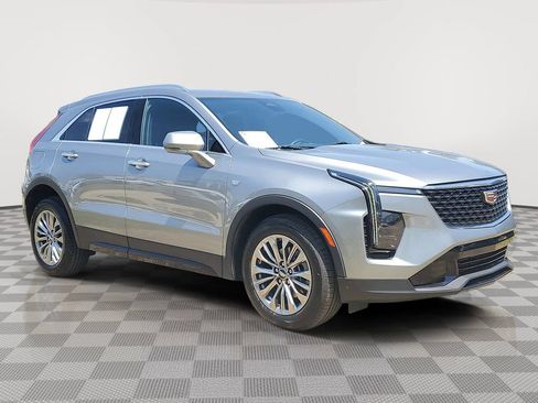 Used 2024 Cadillac XT4 Premium Luxury FWD image 3