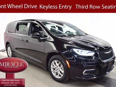 Used 2025 Chrysler Pacifica Select