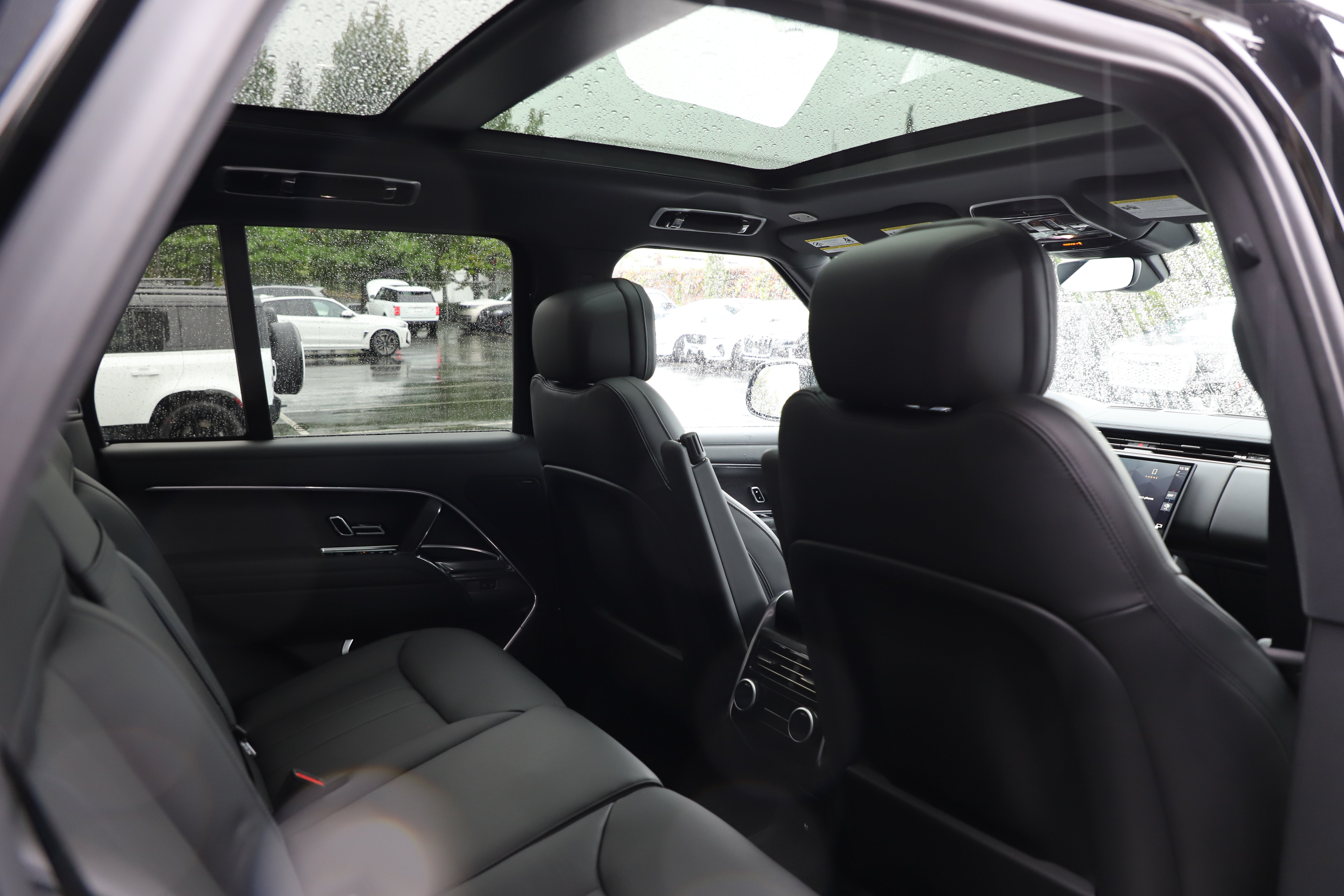 Certified 2024 Land Rover Range Rover SE AWD/4WD image 9