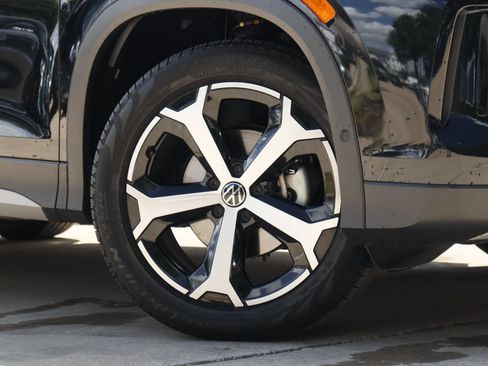 Certified 2025 Volkswagen Tiguan SE FWD image 3