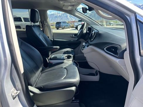 Used 2024 Chrysler Pacifica Touring-L FWD image 17