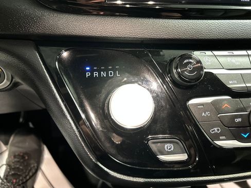 Used 2025 Chrysler Pacifica Select image 20