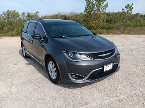 Used 2017 Chrysler Pacifica Touring-L FWD image 1