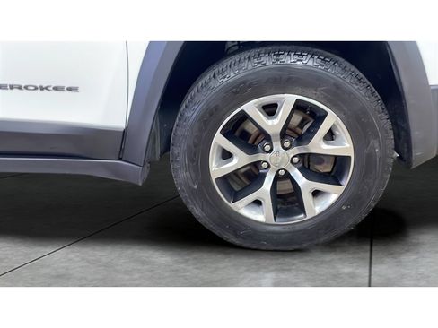 Used 2016 Jeep Cherokee Trailhawk w/ Comfort/Convenience Group AWD/4WD image 21