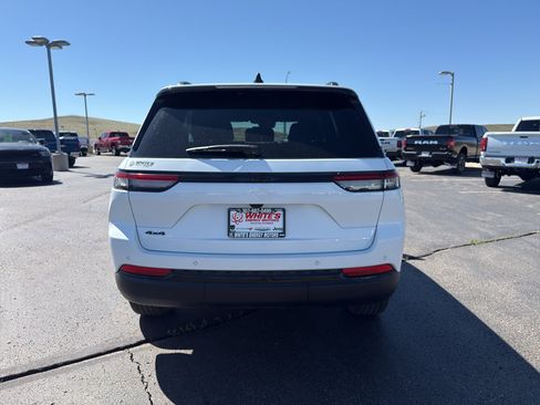 Used 2025 Jeep Grand Cherokee Altitude AWD/4WD image 6