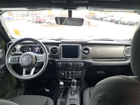 Used 2023 Jeep Gladiator Overland w/ Cold Weather Group image 18