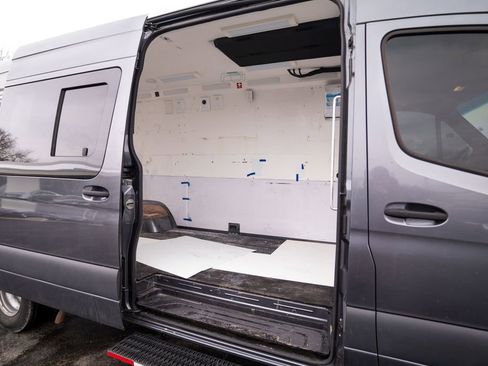 Used 2022 Mercedes-Benz Sprinter 4500 image 26