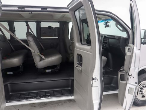 Used 2018 Chevrolet Express 3500 LS RWD image 11