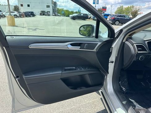 Used 2018 Ford Fusion SE w/ Fusion SE Technology Package FWD image 14