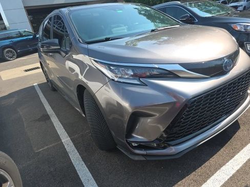 Used 2022 Toyota Sienna XSE w/ XSE Plus Package FWD image 3