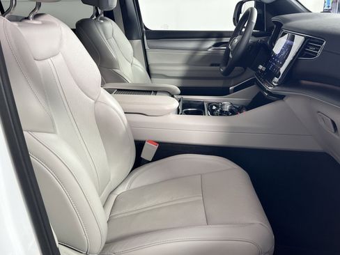 Used 2025 Jeep Wagoneer 4WD image 29