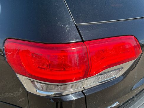 Used 2018 Jeep Grand Cherokee Laredo AWD/4WD image 35