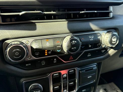 New 2025 Jeep Gladiator Sport image 4