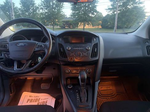 Used 2017 Ford Focus SE w/ Cold Weather Package FWD image 9