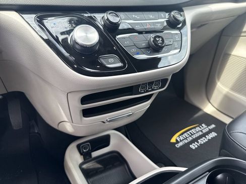 Used 2024 Chrysler Pacifica Touring-L FWD image 24