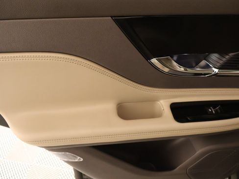 Used 2022 Lincoln Corsair AWD w/ Premium Package image 18