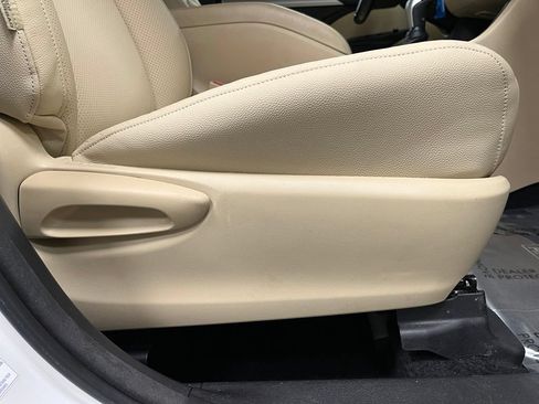 Used 2018 Toyota Highlander Plus w/ Carpet Mat Package (TMS) AWD/4WD image 61