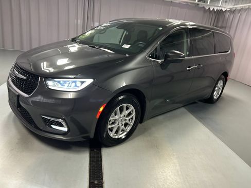 Used 2023 Chrysler Pacifica Touring-L FWD image 3