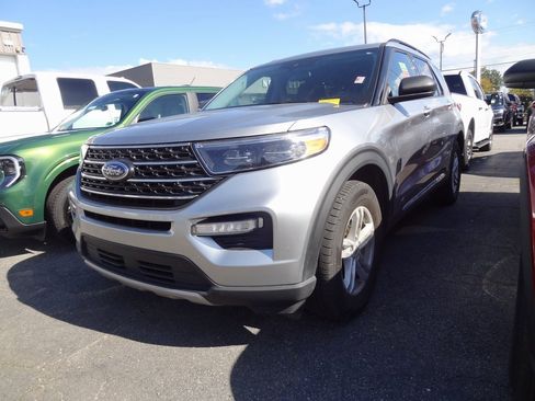 Used 2023 Ford Explorer XLT w/ Equipment Group 202A image 3