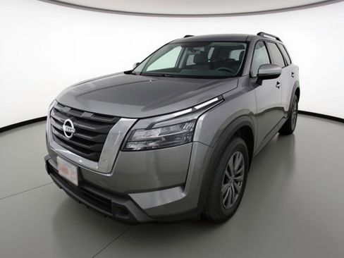 Used 2025 Nissan Pathfinder SV FWD image 3