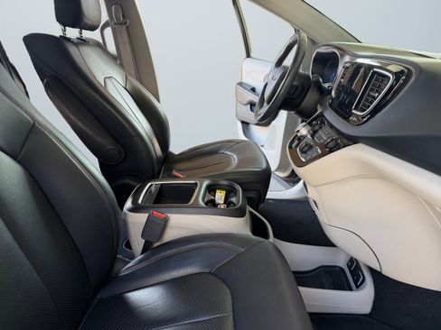 Used 2019 Chrysler Pacifica Touring-L Plus w/ Advanced Safetytec Group FWD image 17