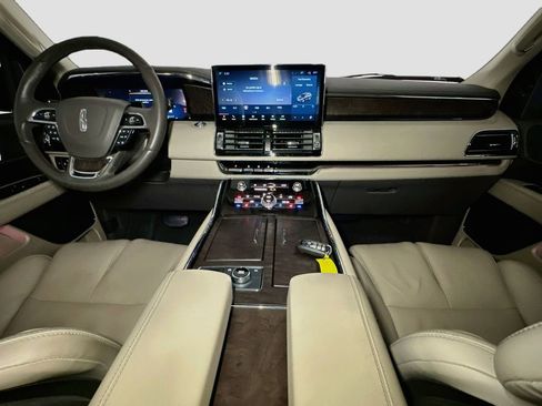 Used 2022 Lincoln Navigator L Reserve w/ Monochromatic Package AWD/4WD image 9