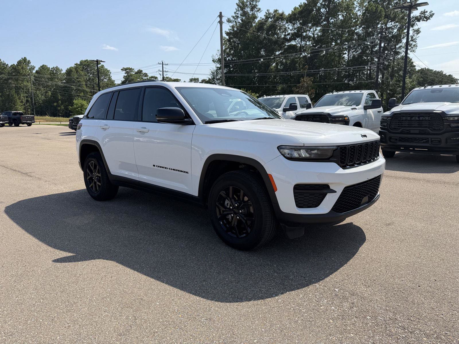 Certified 2024 Jeep Grand Cherokee Altitude AWD/4WD image 3