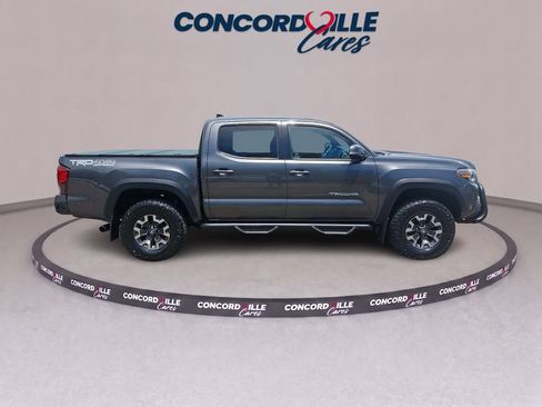 Used 2018 Toyota Tacoma TRD Off-Road AWD/4WD image 7