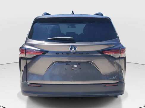 Used 2021 Toyota Sienna LE w/ LE Plus Package FWD image 4