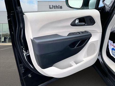 Used 2024 Chrysler Pacifica Touring-L image 28