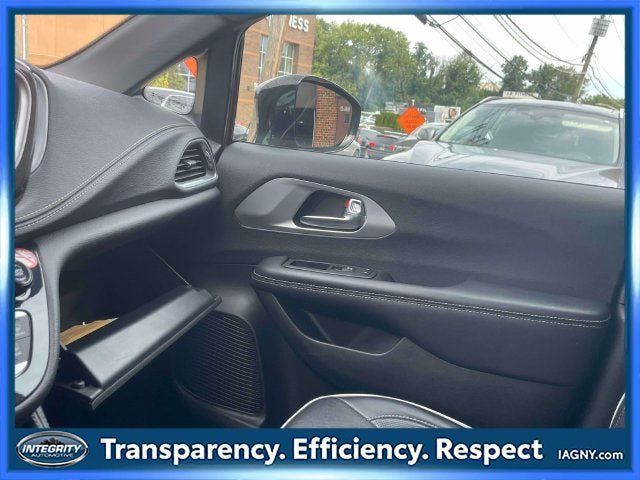 Used 2025 Chrysler Pacifica Limited FWD image 33