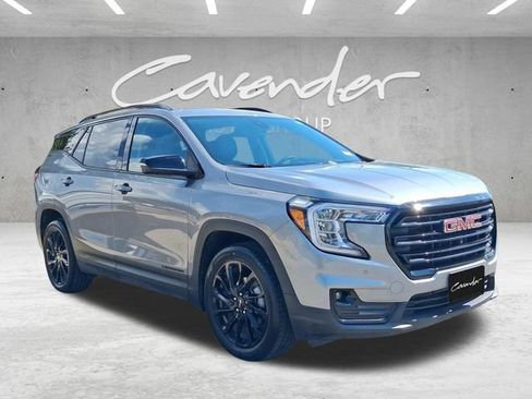 Used 2024 GMC Terrain SLT w/ Tech Package FWD image 2
